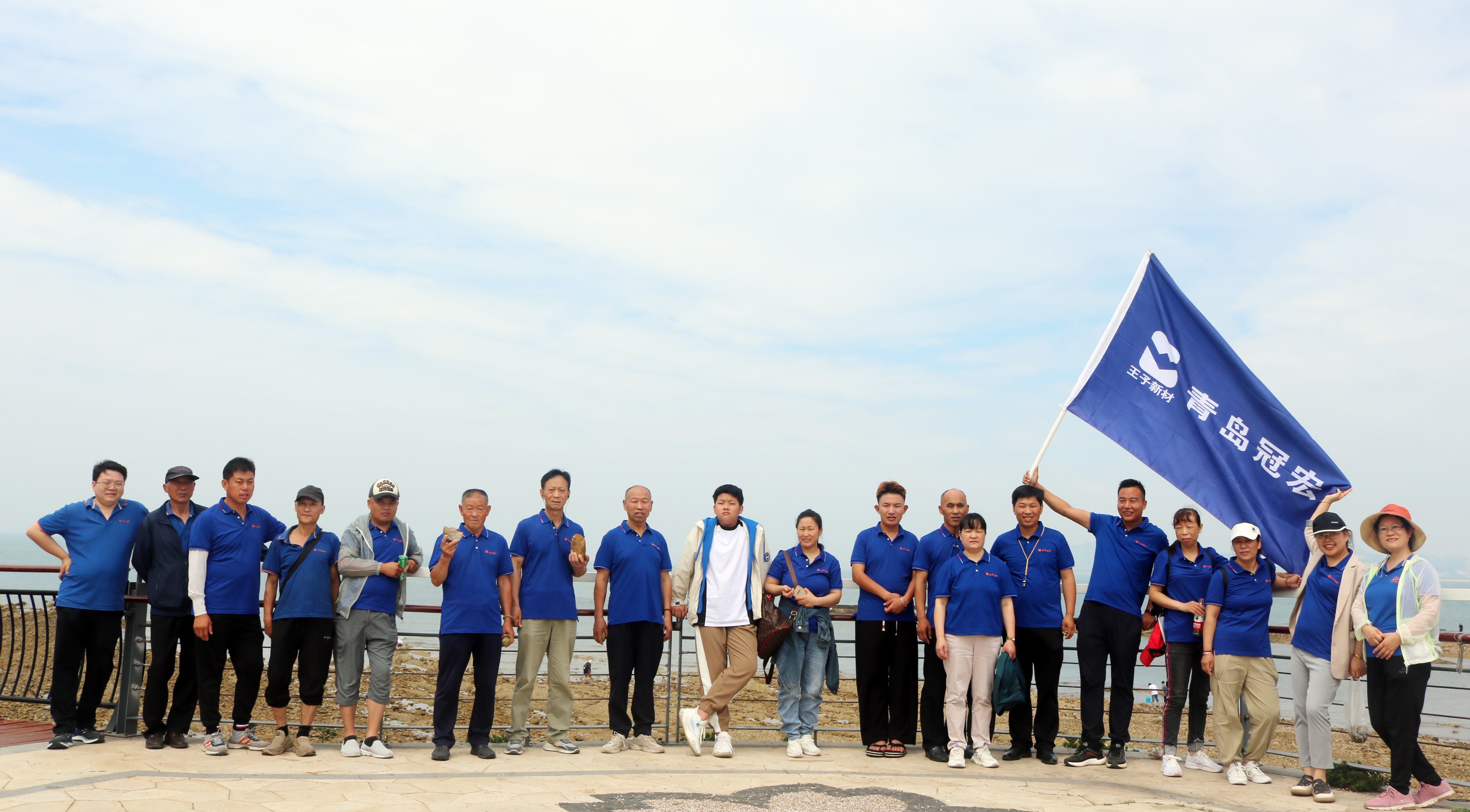 為推動員工全面了解企業(yè)文化，增進領導與員工之間的了解與共識，增強全體成員的凝聚力與向心力，提高員工工作的熱情和積極性，青島冠宏包裝有限公司開展了為期一天的海邊團建之旅，一同去踏海逐浪，放松心情。讓我們一起迎接一個充滿活力與歡笑的海邊團建活動！